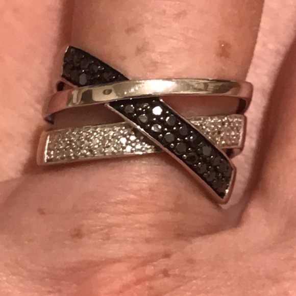 ❌❌❌SOLD❌❌❌BLACK AND WHITE DIAMOND CRISSCROSS BAND - Picture 5 of 7